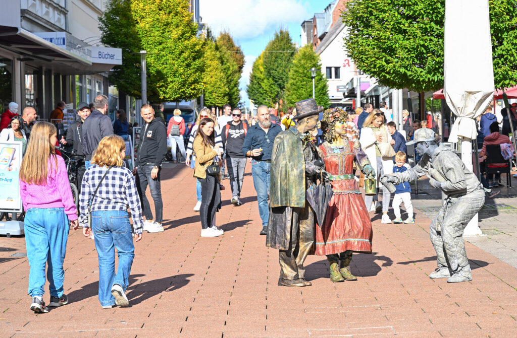 Stadtgestalten zwischen Besuchern in der Beckumer Fußgängerzone